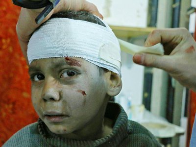 Un enfant syrien est soigné dans une clinique de fortune à Kafr Batna après des bombardements du régime sur les zones rebelles dans la Ghouta orientale, le 6 mars 2018 - Mohammed EYAD [AFP]