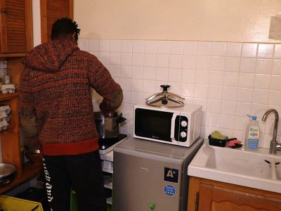 Capture d'image du 7 mars 2018 d'une vidéo montrant un jeune migrant dans la cuisine d'un centre d'accueil associatif à Briançon - [AFP]