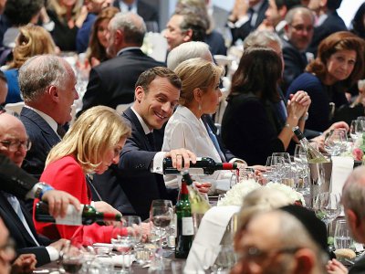 Emmanuel Macron à coté de sa femme Brigitte Macron lors du diner du Crif à Paris le 7 mars  2018 - ludovic MARIN [POOL/AFP]