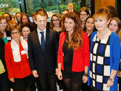 Emmanuel Macron et la secrétaire d'Etat Marlène Schiappa dans l'entreprise Gecina à Paris le 8 mars 2018 - Michel Euler [POOL/AFP]