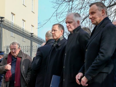 Le président polonais Andrzej Duda (d) et Adam Michnik, un ancien opposant assistent à une cérémonie marquant le 50è anniversaire de la révolte étudiante à Varsovie, le 8 mars 2018 - Andrzej IWANCZUK [REPORTER/AFP]