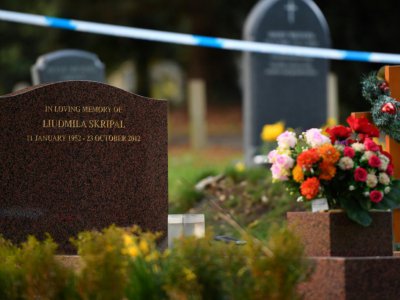 Un cordon de sécurité entoure la pierre tombale de la femme de Sergueï Skripal, Liudmila, le 8 mars 2018 à Salisbury - Ben STANSALL [AFP]