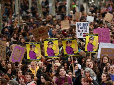 Des milliers de personnes descendent dans la rue à Barcelone, le 8 mars 2018, lors d'une grève générale sans précédent pour défendre les droits des femmes - Pau Barrena [AFP]