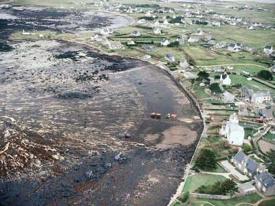 Vue aérienne des plages de Portsall, dans le Finistère, couvertes de pétrole après le naufrage de l'Acomo Cadiz, le 20 mars 1978 - JEAN-PIERRE PREVEL [AFP/Archives]