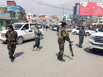 Des membres des forces de sécurité afghanes sécurisent un périmètre après un attentat-suicide, le 9 mars 2018 à Kaboul - Shah MARAI [AFP]