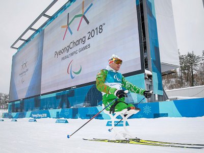 Un athlète lors d'une séance d'entraînement en vue des épreuves de biathlon et de ski nordique aux Jeux Paralympiques, le 9 mars à Pyeongchang - Ed JONES [AFP]