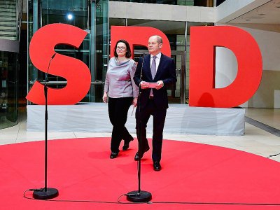Les leaders socio-démocrates allemands Andrea Nahles et Olaf Scholz arrivent pour une conférence de presse à Berlin, le 9 mars 2018 - Tobias SCHWARZ [AFP]