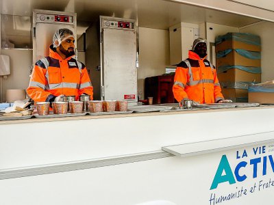 Des membres de l'association Vie Active, mandatée par l'Etat, se préparent pour la distribution de repas aux migrants de Calais, le 6 mars 2018 - Philippe HUGUEN [AFP]