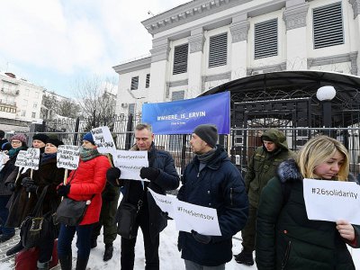 Des manifestants ukrainiens protestent devant l'ambassade russe à Kiev contre l'annexion de la Crimée par la Russie. Le 26 février 2018. - Sergei SUPINSKY [AFP]