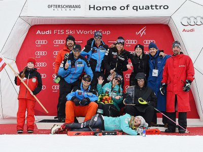 Mikaela Shiffrin pose avec les membres de son équipe après sa victoire au slalom d'Ofterschwang le 10 mars 2018 - Christof STACHE [AFP]