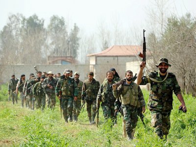 Des membres des forces progouvernementales syriennes dans la localité d'Aftris, dans la Ghouta orientale, le 10 mars 2018 - STRINGER [AFP]