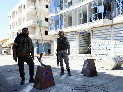 Des rebelles syriens alliés à l'armée turque tiennent un check-point dans la ville de Jandairis, dans l'enclave d'Afrine, après sa prise à des combattants kurdes, le 9 mars 2018 - OMAR HAJ KADOUR [AFP]