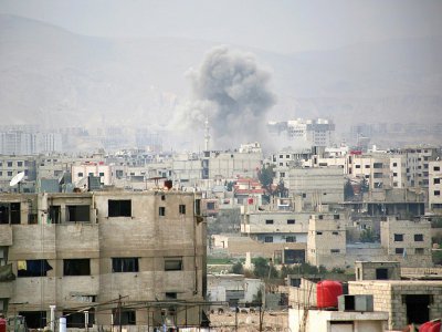 De la fumée s'élève au-dessus de la ville de Harasta, dans la partie rebelle de la Ghouta orientale, après des bombardements du régime, le 10 mars 2018 - Ammar SULEIMAN [AFP]