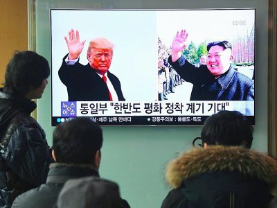 Une chaîne de télévision sud-coréenne rapporte l'annonce historique d'un sommet entre Donald Trump et Kim Jong Un, le 9 mars 2018 à Séoul, en Corée du Sud - Jung Yeon-je [AFP]