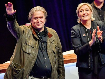 L'ex-conseiller de Donald Trump, Steve Bannon et la présidente du FN, Marine Le Pen, lors du 16e congrès du parti le 10 mars 2018 à Lille - PHILIPPE HUGUEN [AFP]