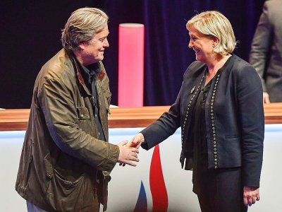 Poignée de mains entre l'ex-conseiller de Donald Trump, Steve Bannon et la présidente du FN Marine Le Pen lors du 16e congrès du parti, le 10 mars 2018 à Lille - PHILIPPE HUGUEN [AFP]