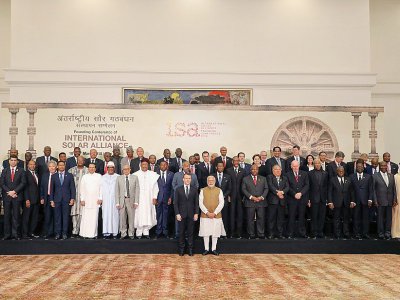 Le Premier ministre indien Narendra Modi (centre D) et le président français Emmanuel Macron (centre G) entourés d'autres dirigeants venus d'Asie, d'Afrique ou d'Océanie pour lancer l'Alliance solaire internationale, à New Delhi le 11 mars 2018 - LUDOVIC MARIN [AFP]