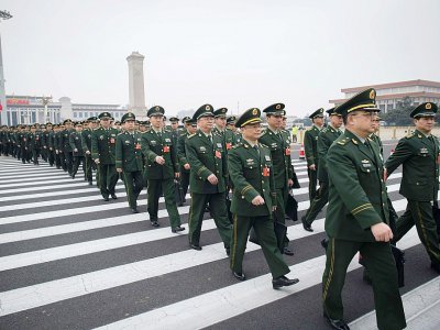 Des délégués militaires arrivent à Pékin, le 11 mars 2018 à l'Assemblée nationale populaire pour le vote sur le changement de Constitution - NICOLAS ASFOURI [AFP]