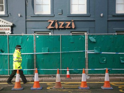Un cordon de police devant la pizzeria Zizzi à Salisbury, le 11 mars 2018 - Daniel LEAL-OLIVAS [AFP]