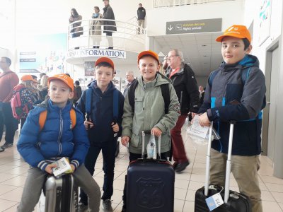 Hugo, Matthieu, Mathis et Hugues de la classe de CM1 de Mme Mazet, dans l'attente du décollage pour Toulouse. - Bouctot Robin