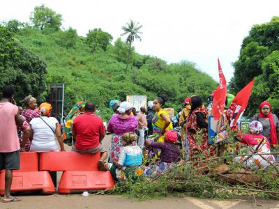 Des manifestants bloquent une route près de Koungou pour protester contre l'insécurité et le manque de développement de Mayotte, le 9 mars 2018 - Ornella LAMBERTI [AFP]