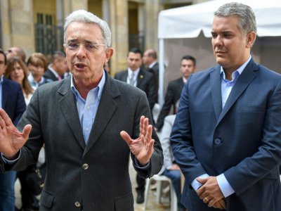 L'ancien président colombien (2002-2010) et actuel sénateur Alvaro Uribe (G) s'exprime devant des journalistes aux côtés d'Ivan Duque, favori pour devenir le candidat du parti d'Uribe, le Centre démocratique (CD, droite) à la présidentielle, après av - Raul ARBOLEDA [AFP]