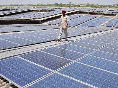 Des panneaux solaires, le 17 mai 2016 près d'Amritsar, en Inde - NARINDER NANU [AFP/Archives]