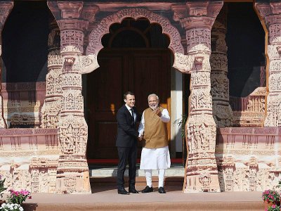 Le Premier ministre indien Narendra Modi (D) accueille le président français Emmanuel Macron pour le sommet fondateur de l'Alliance solaire internationale à New Delhi, le 11 mars 2018 - Prakash SINGH [AFP]