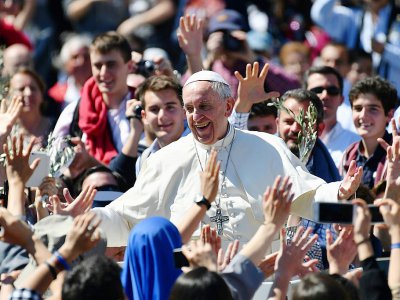 Le pape François prend un bain de foule le 9 avril 2017 à la fin de la messe de Pâques, sur la place Saint-Pierre de Rome, au Vatican - Alberto PIZZOLI [AFP/Archives]