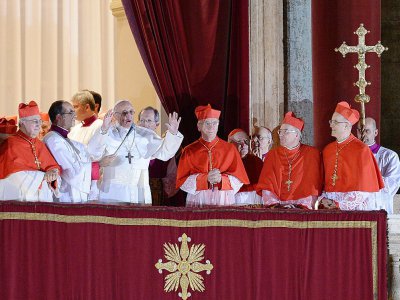 Le cardinal Jorge Mario Bergoglio, tout juste élu pape François, s'adresse à la foule le 13 mars 2013 depuis le balcon de la basilique Saint-Pierre, au Vatican - FILIPPO MONTEFORTE, FILIPPO MONTEFORTE [AFP/Archives]