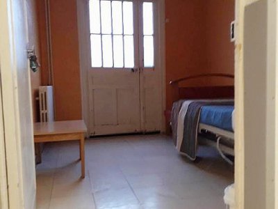 La CFDT dénonce les mauvaises conditions d'accueil des patients qui sont, pour certains, installés sur des lits de camp dans des chambres improvisées.
