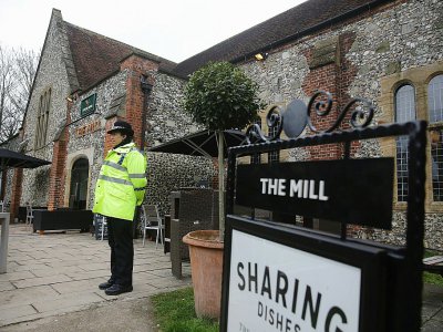 Un policier devant le Mill Pub à Salisbury, dans le sud de l'Angleterre, le 11 mars 2018 - Daniel LEAL-OLIVAS [AFP]