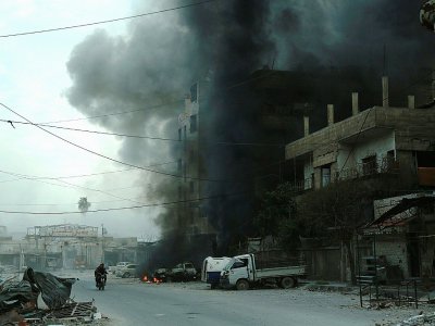 De la fumée s'élève à la suite d'un bombardement du régime syrien sur Douma, la principale ville de l'enclave rebelle dans la Ghouta orientale, le 10 mars 2018 - HAMZA AL-AJWEH [AFP]
