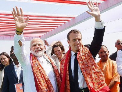 Le président de la République française Emmanuel Macron et le Premier ministre indien Narendra Modi le 12 mars 2018 à Mirzapur en Inde - Handout [PIB/AFP]