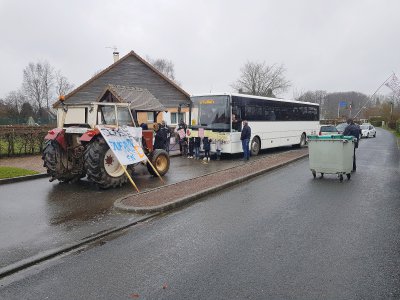 Les parents d'élèves ont bloqué le car scolaire et le devant de l'école de Thiouville. - Gilles Anthoine