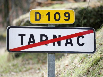 Le panneau annonçant le village de Tarnac, le 8 mars 2018, à quelques jours de l'ouverture du procès du "groupe de Tarnac" - PASCAL LACHENAUD [AFP]
