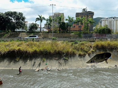 Une rive du fleuve Guaire, le 1er février 2018 à Caracas - FEDERICO PARRA [AFP]