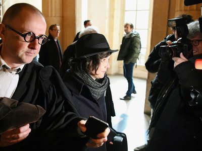 Yildune Levy arrive avec son avocat Jean-Christophe Tymoczko au tribunal correctionnel de Paris pour l'ouverture du procès du "groupe de Tarnac", le 13 mars 2018 - ALAIN JOCARD [AFP]