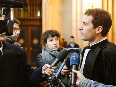 Me Jeremie Assous, avocat de Julien Coupat, parle à la presse à son arrivée au procès du "groupe de Tarnac" à Paris, le 13 mars 2018 - ALAIN JOCARD [AFP]