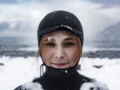 Solmoy Austbo, une étudiante norvégienne venue faire du surf à Unstad sur les îles Lofoten dans le nord de la Norvège, le 11 mars 2018 - OLIVIER MORIN [AFP]