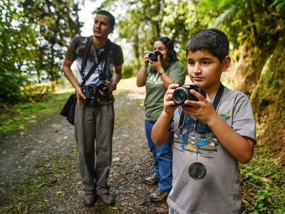 Juan David Camacho, 10 ans, est le plus jeune observateur d'oiseaux de Colombie. Il parcourt les forêts de son pays avec ses parents, informaticien et avocate, Luis Camacho et Angela Marquez. Photo prise le 4 mars 2018 - Luis ROBAYO [AFP]
