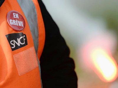 Un employé de la SNCF porte un badge "en grève" le 25 mai 2016 - JEAN-SEBASTIEN EVRARD [AFP/Archives]