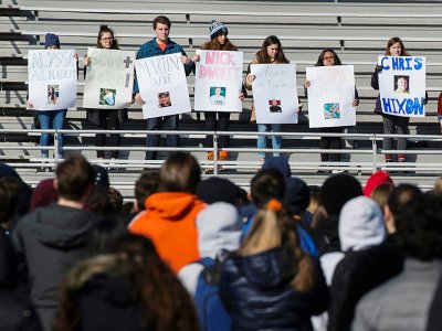 Des élèves du lycée Washington-Lee à Arlington (Virginie) portent des affiches avec chacune des 17 personnes tuées à Parkland le 14 février 2018 - Andrew CABALLERO-REYNOLDS [AFP]
