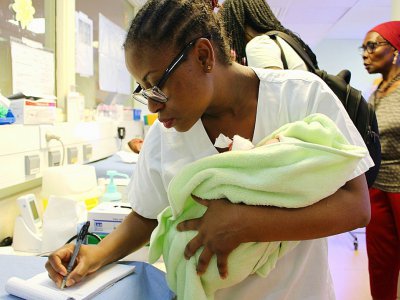 Une infirmière de la maternité de Mayotte le 14 mars 2018 - Ornella LAMBERTI [AFP]