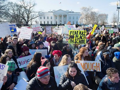 Plusieurs dizaines de milliers d'élèves américains ont quitté leurs salles de classe le 14 mars 2018 pour exiger des mesures concrètes contre les armes à feu, notamment à Washington - SAUL LOEB [AFP]