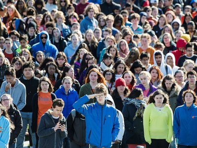 Des élèves manifestent à Arlington en Virginie pour réclamer des réformes sur les armes à feu et rendre hommages aux 17 victimes abattues dans un lycée de Floride le 14 février - Andrew CABALLERO-REYNOLDS [AFP]