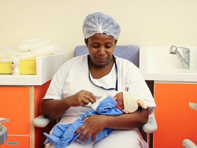 Une infirmière nourrit un nouveau-né le 14 mars 2018 à la maternité de Mamoudzou, à Mayotte - Ornella LAMBERTI [AFP]