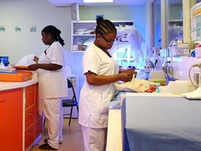 Une infirmière s'occupe d'un nouveau-né le 14 mars 2018 à la maternité de Mamoudzou, sur l'île française de Mayotte - Ornella LAMBERTI [AFP]