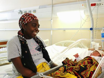 Mariama, 33 ans, mahoraise, auprès de sa petite fille le 14 mars 2018 à la maternité de Mamoudzou, à Mayotte - Ornella LAMBERTI [AFP]