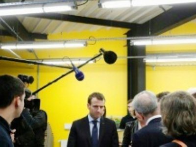 Emmanuel Macron au Centre de formation des apprentis (CFA) des Compagnons du devoir et du Tour de France à Tours, le 14 mars 2018 - [AFP]